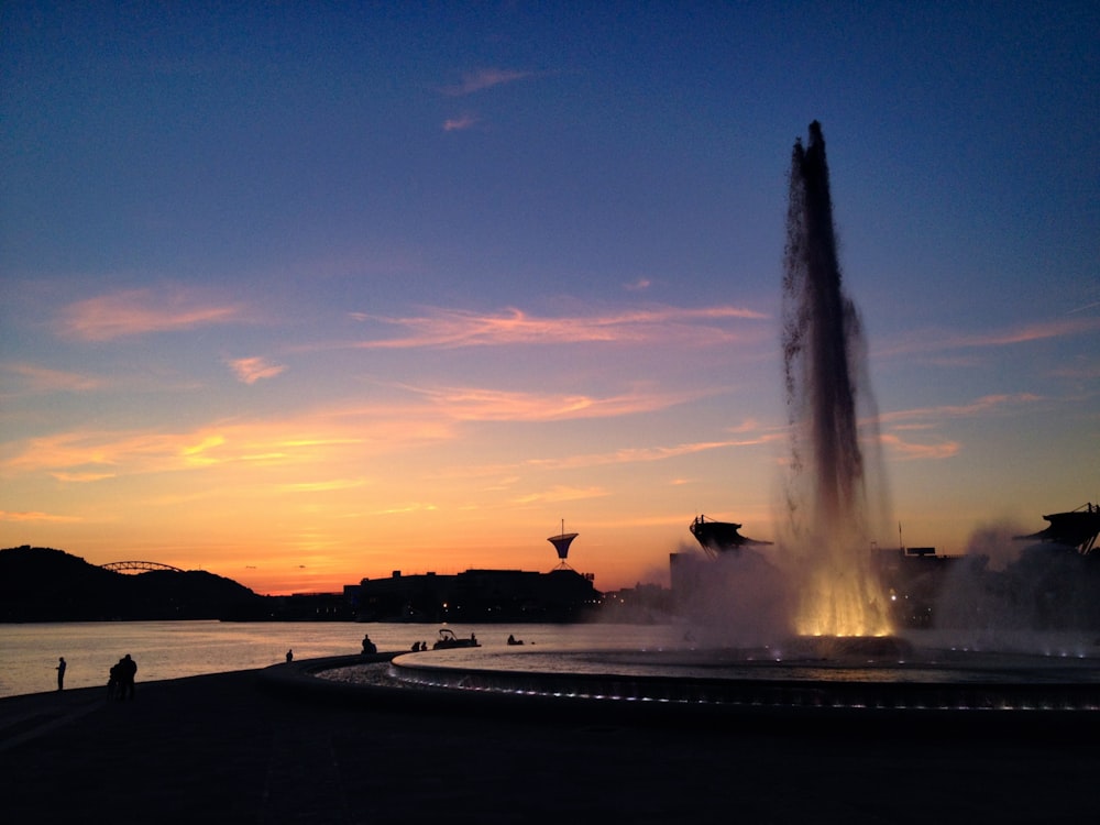 Fontana d'acqua all'aperto sul parco durante il tramonto