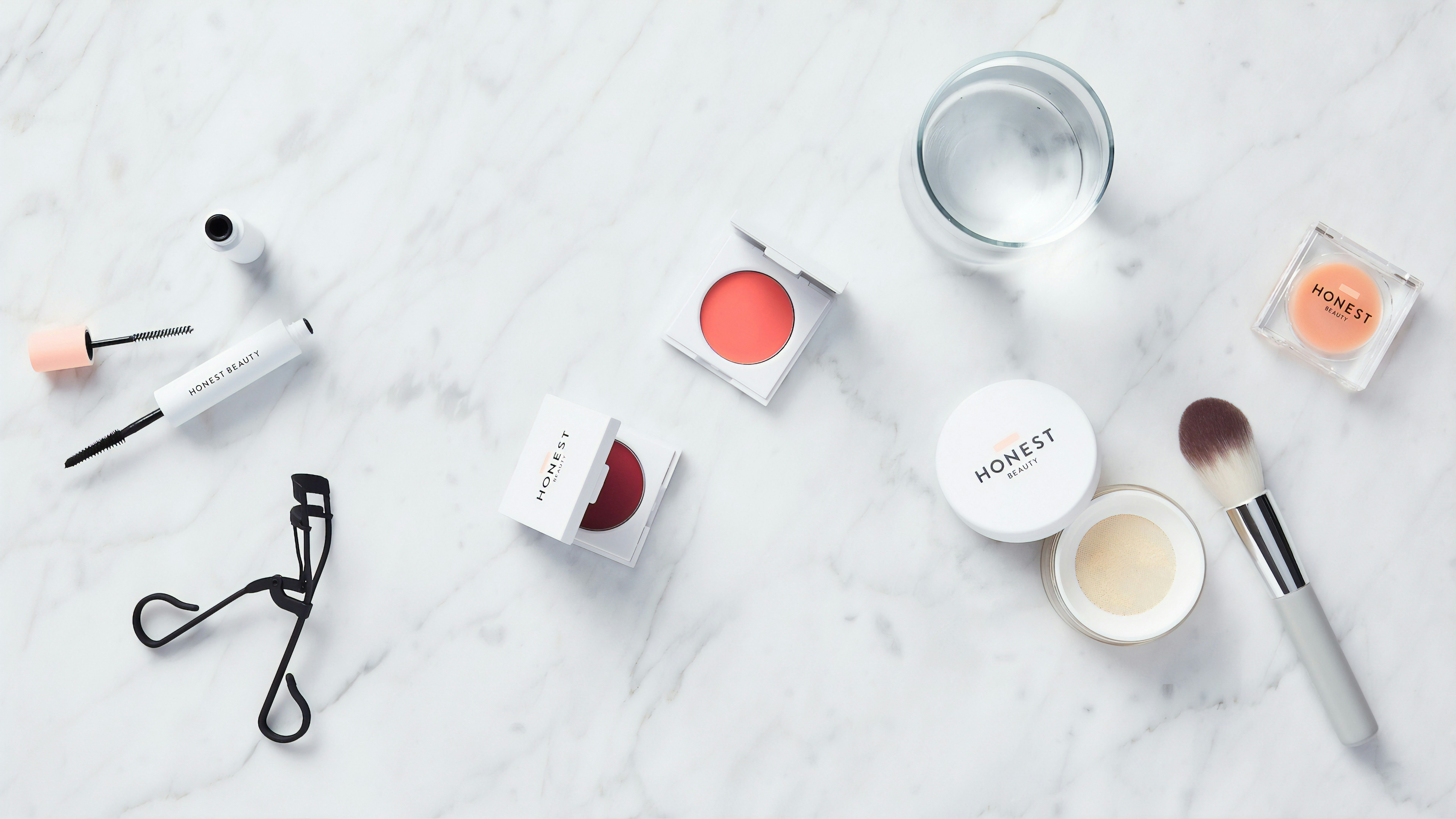 白い表面に各種化粧パレット