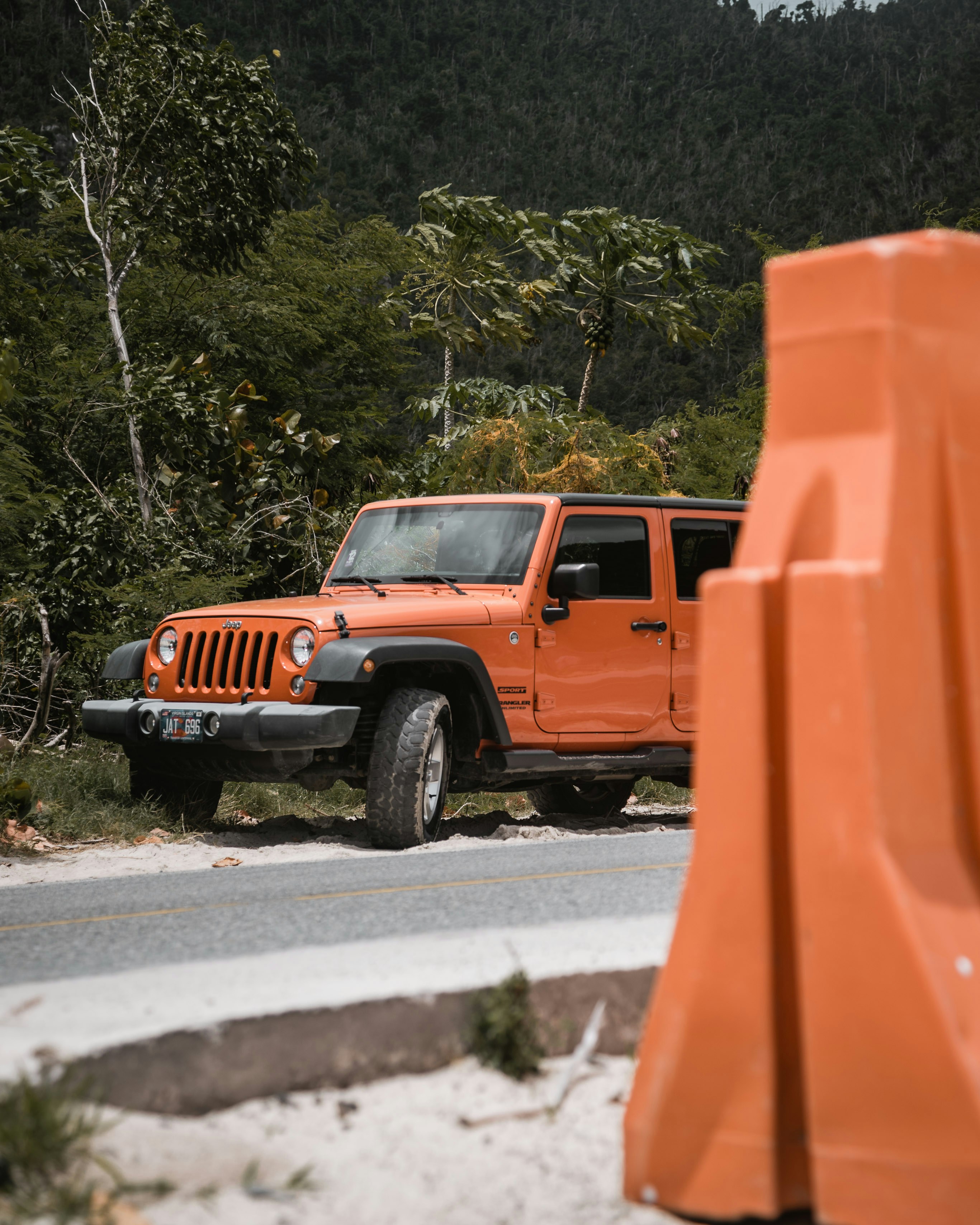 オレンジ色のジープ車を横切るオレンジ色のプラスチック製の道路バリアの写真 Unsplashで見つける交通手段の無料写真