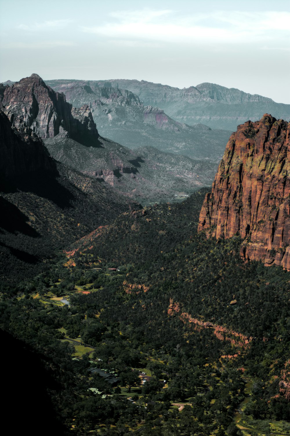 une vue panoramique sur une vallée et des montagnes