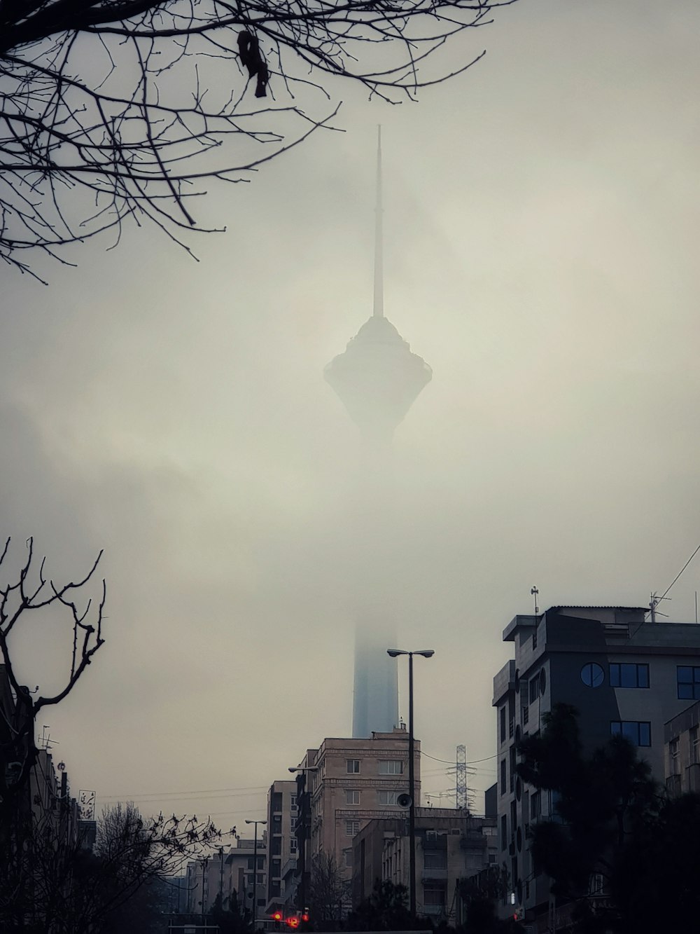 Turmabdeckung durch Nebel