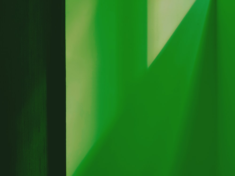 Ein verschwommenes Bild einer grünen Wand