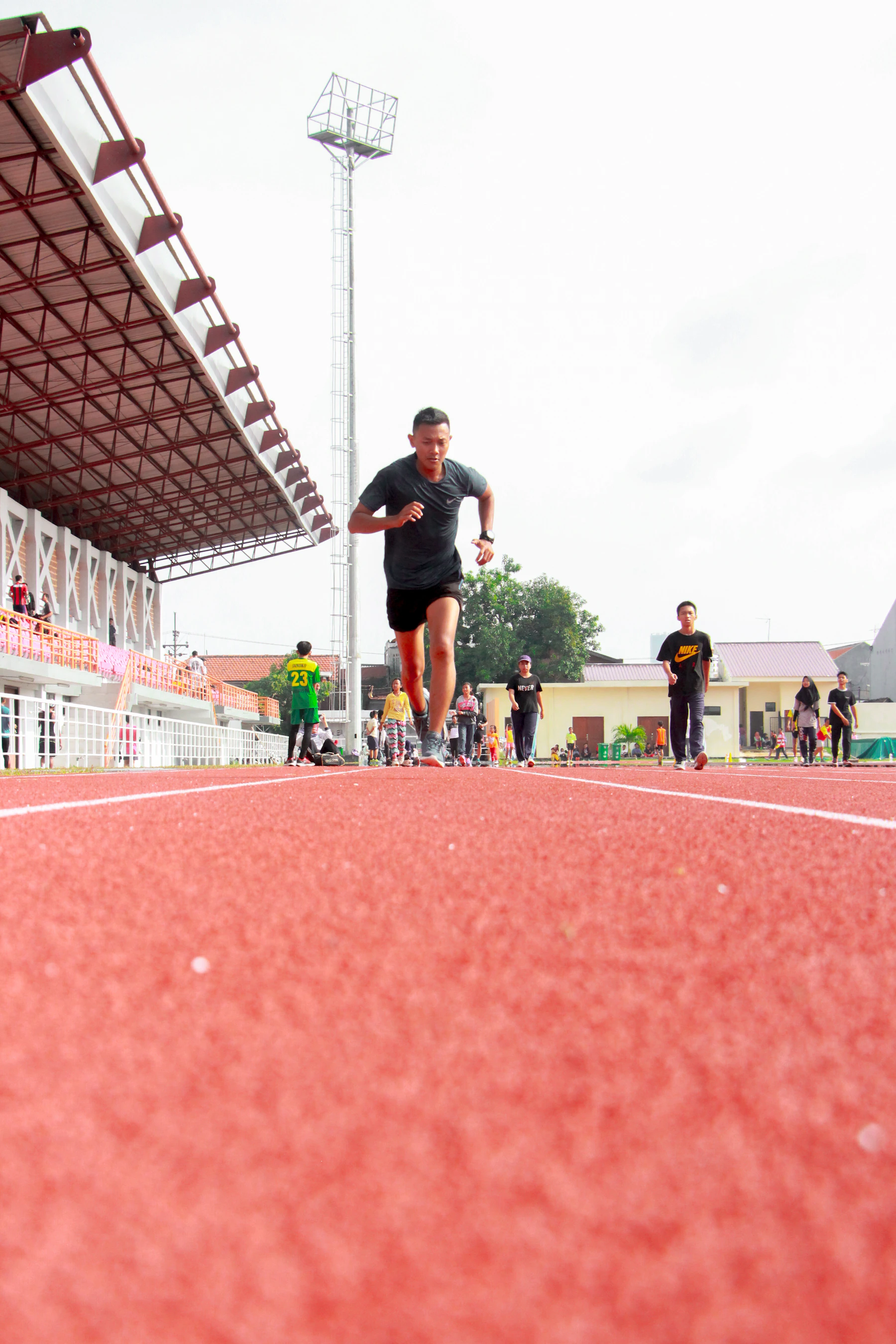 Atleta entrenando en una pista de atletismo