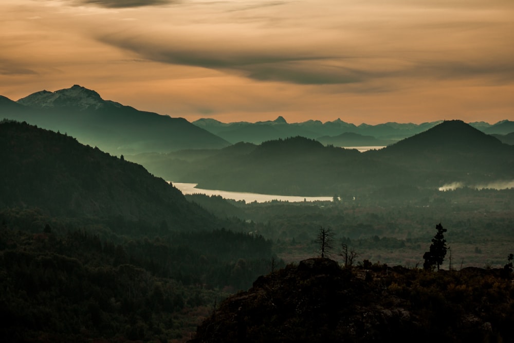 Montagnes noires et blanches à l’heure dorée