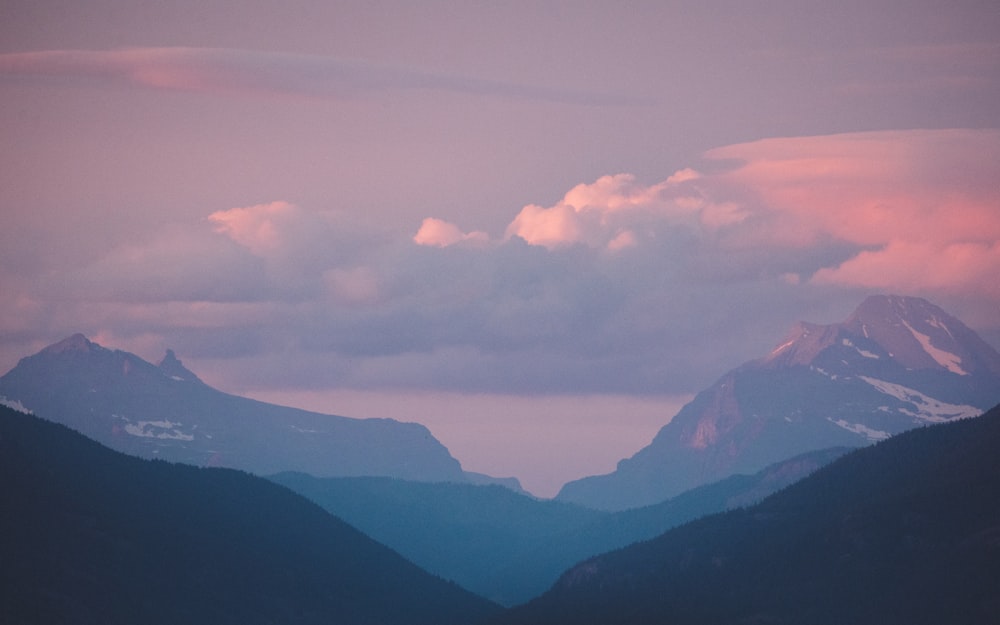 Montagna grigia durante il giorno