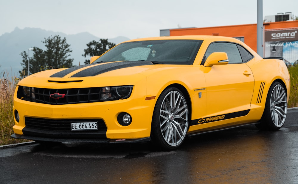 Fotografía de primer plano del Chevrolet coupé amarillo