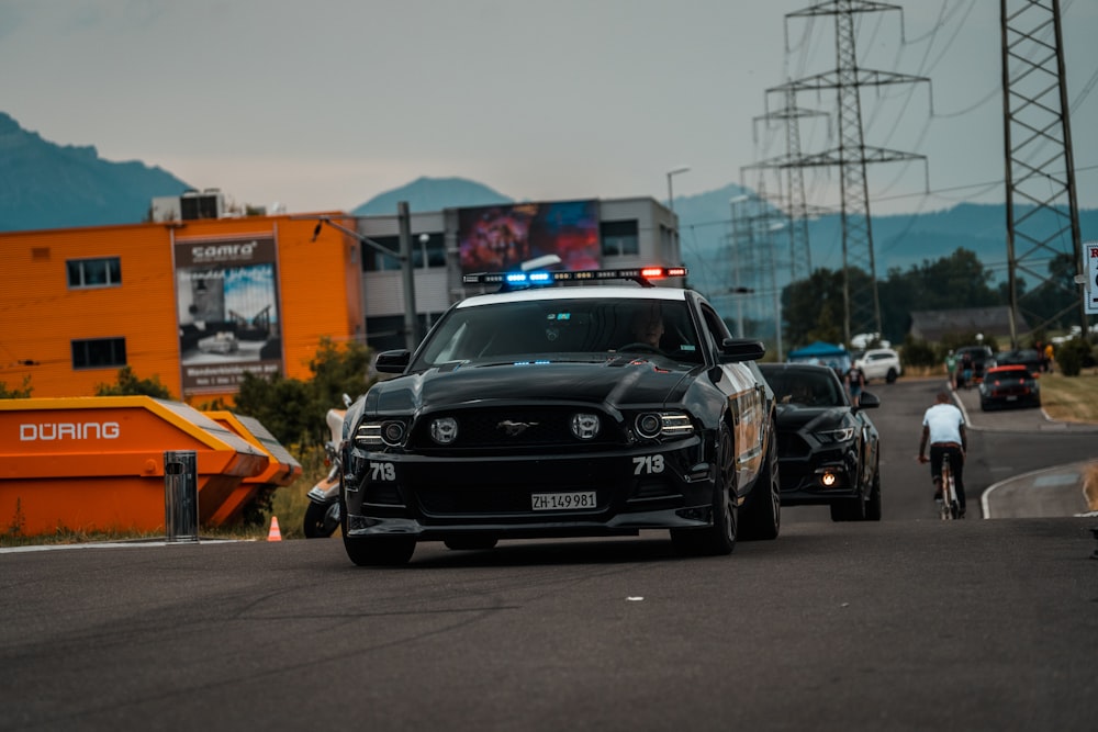 vehículo negro en la fotografía de primer plano de la carretera