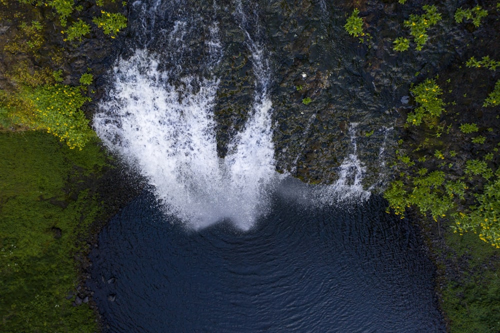 昼間の滝の航空写真