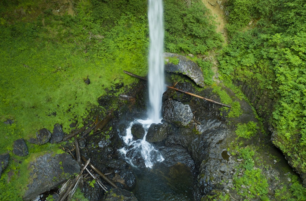 Fotografía aérea de cascadas durante el día