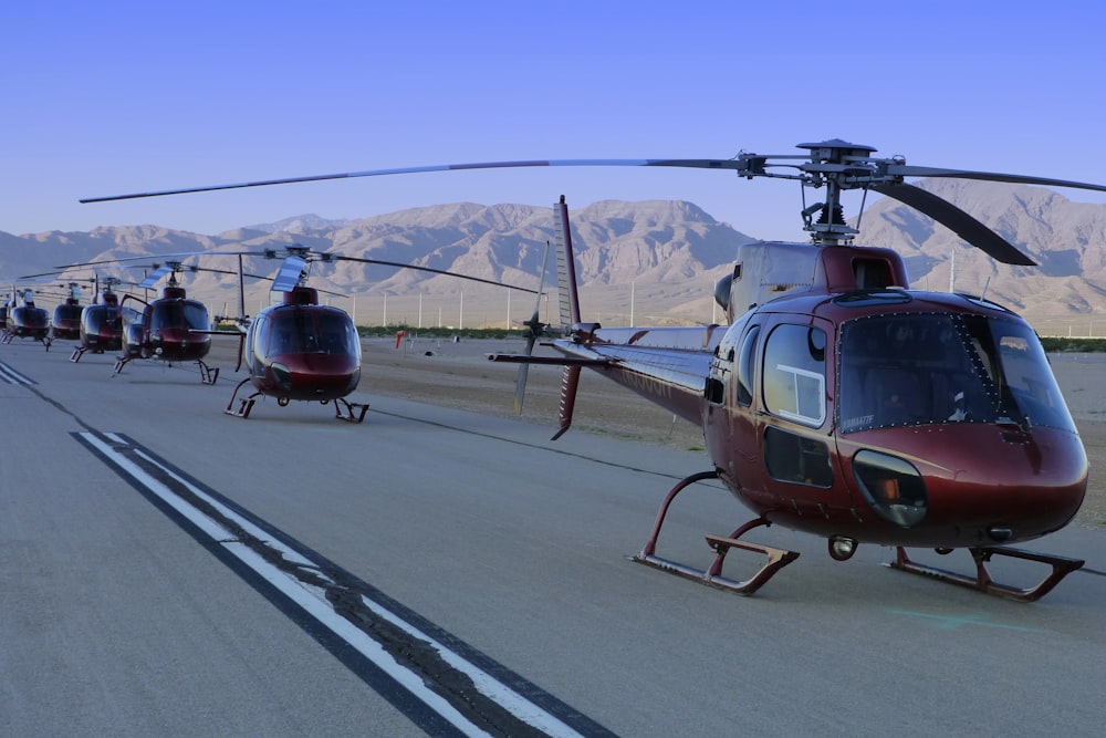 Fotografía de helicópteros rojos en carretera durante el día