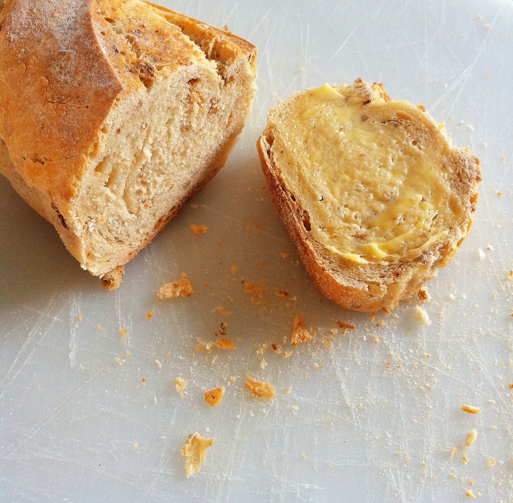 Pan horneado con crema amarilla fotografía de primer plano