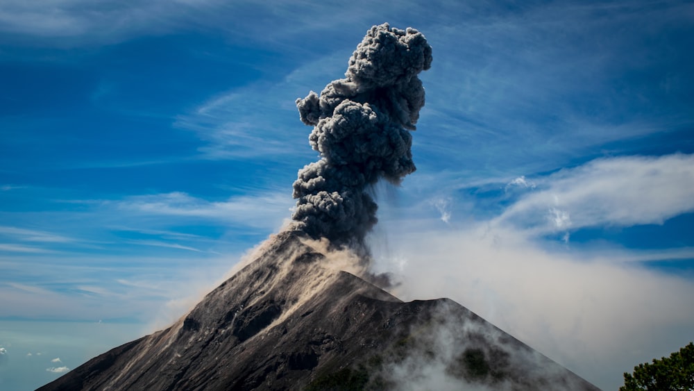 昼間の火山と黒煙の撮影