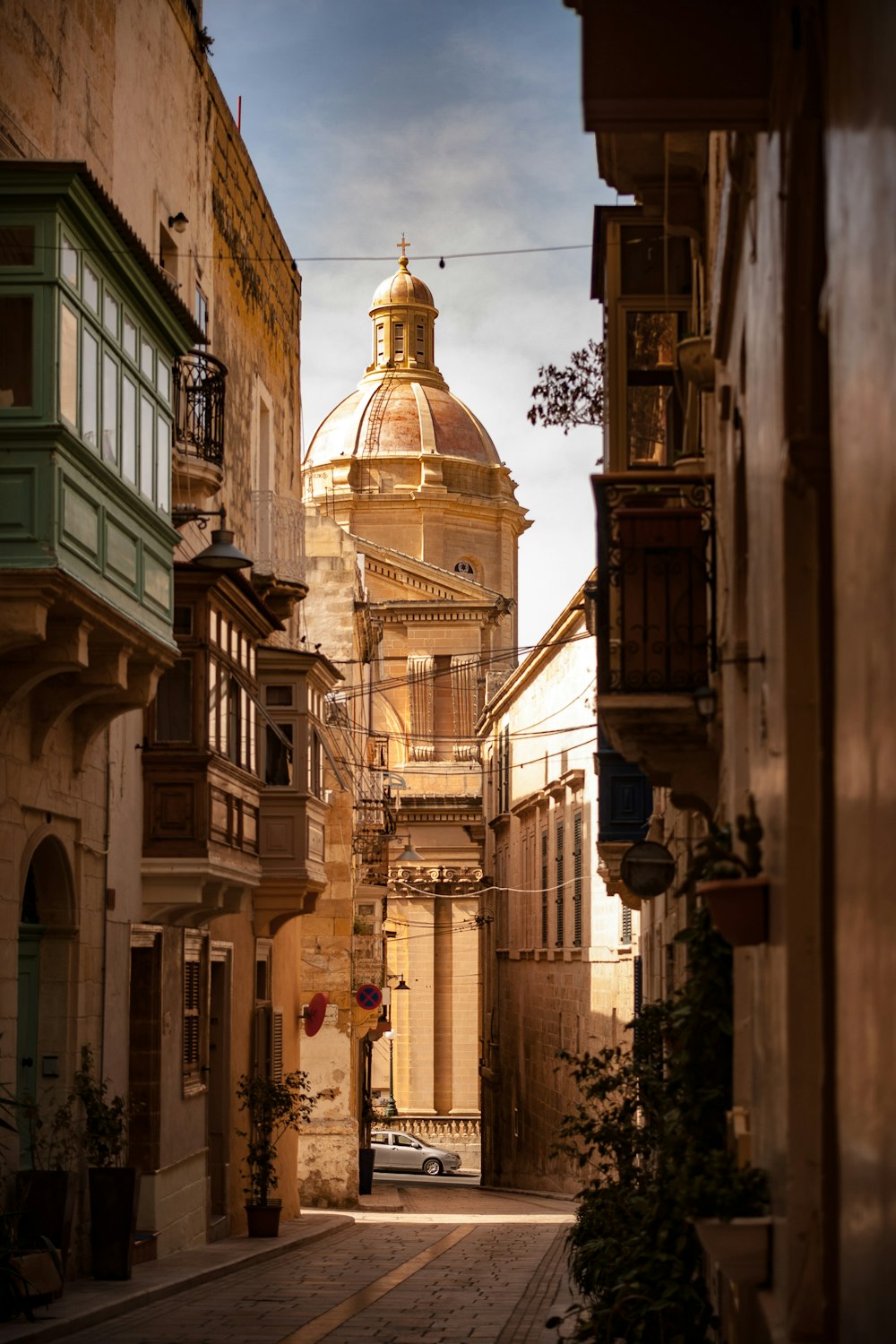 edificio in cemento marrone