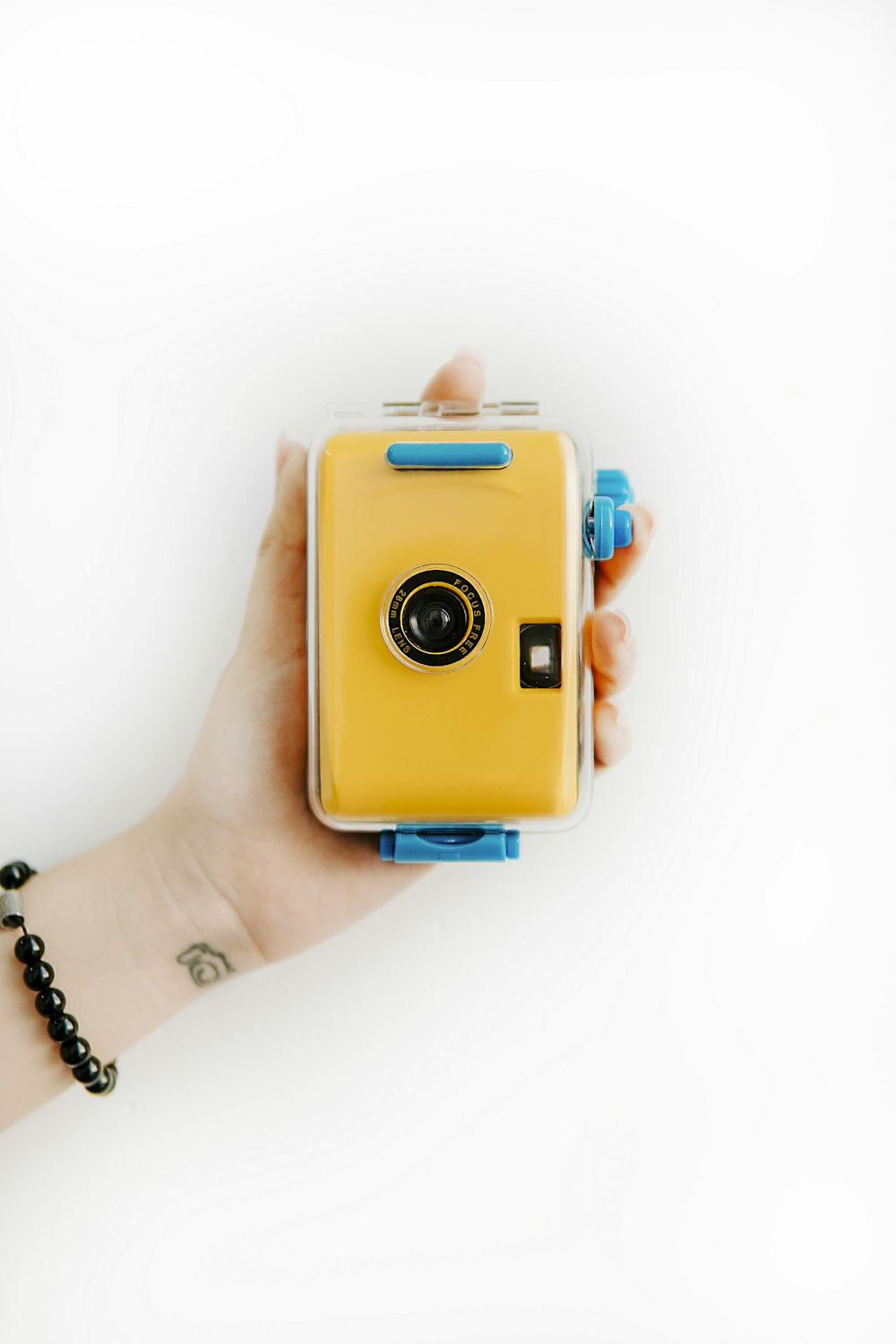 Caméra jaune et bleue