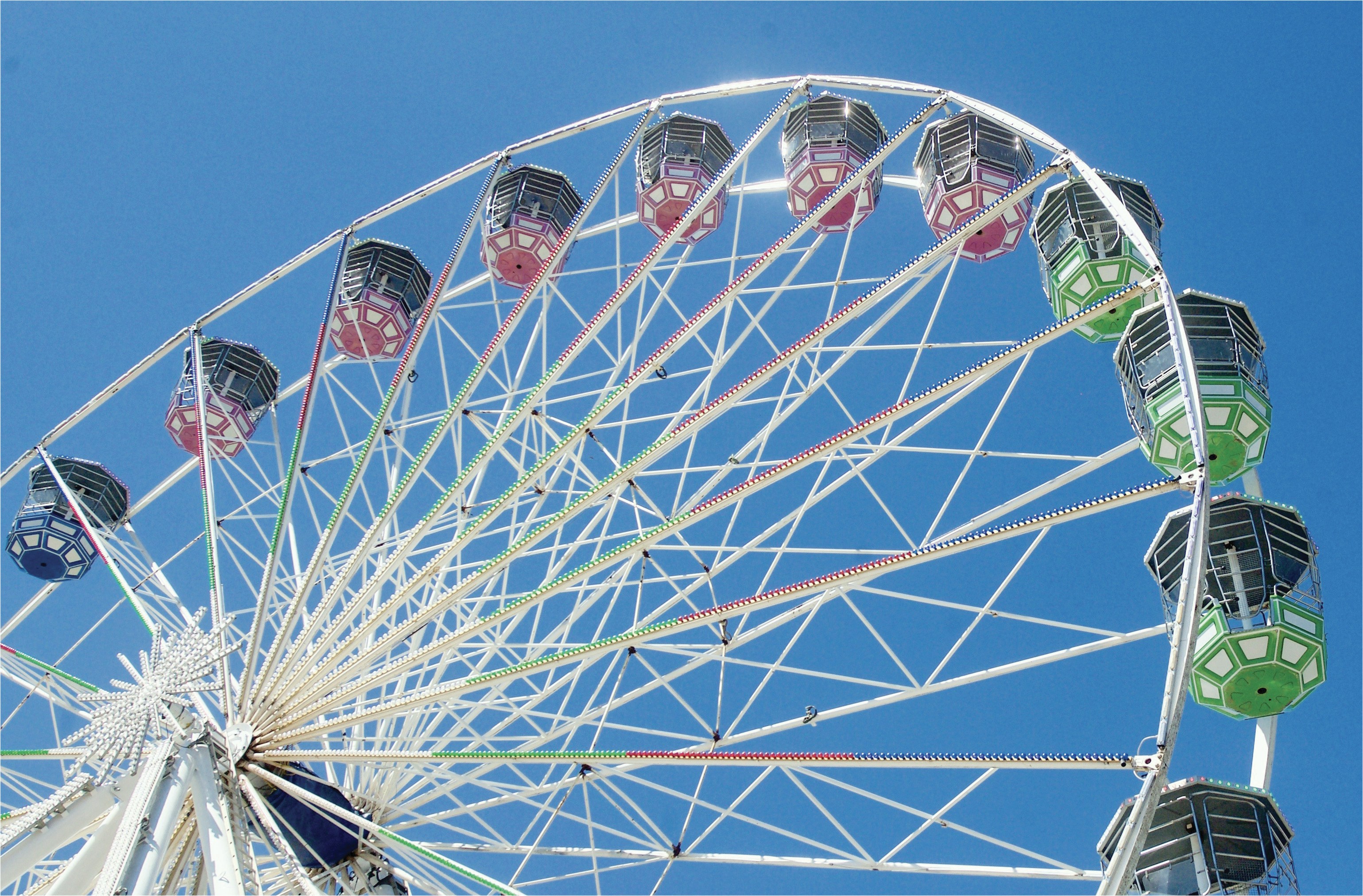 gray ferris wheel during daytime