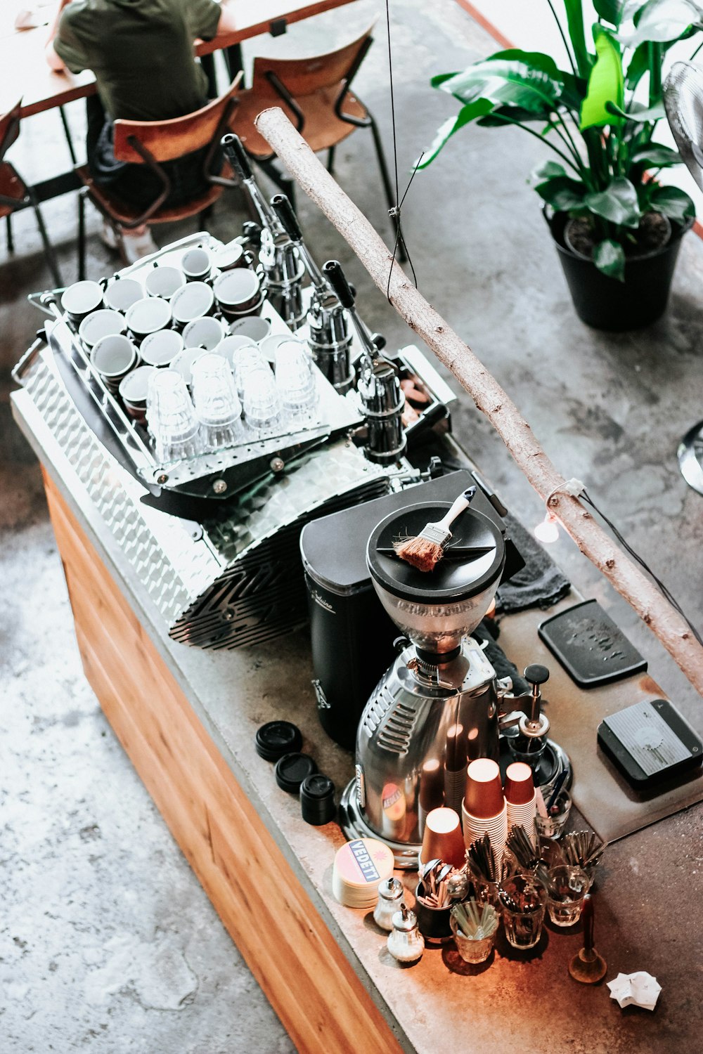 Cafetera negra en la isla de la cocina dentro de la habitación