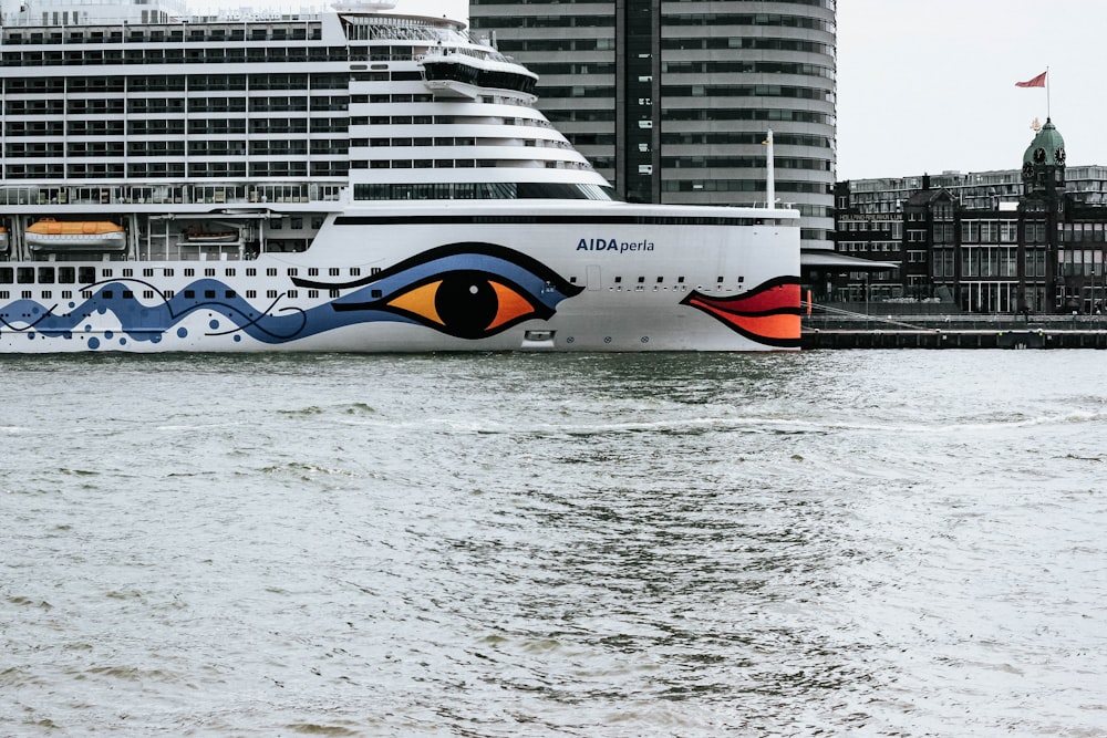 Bateau de croisière blanc