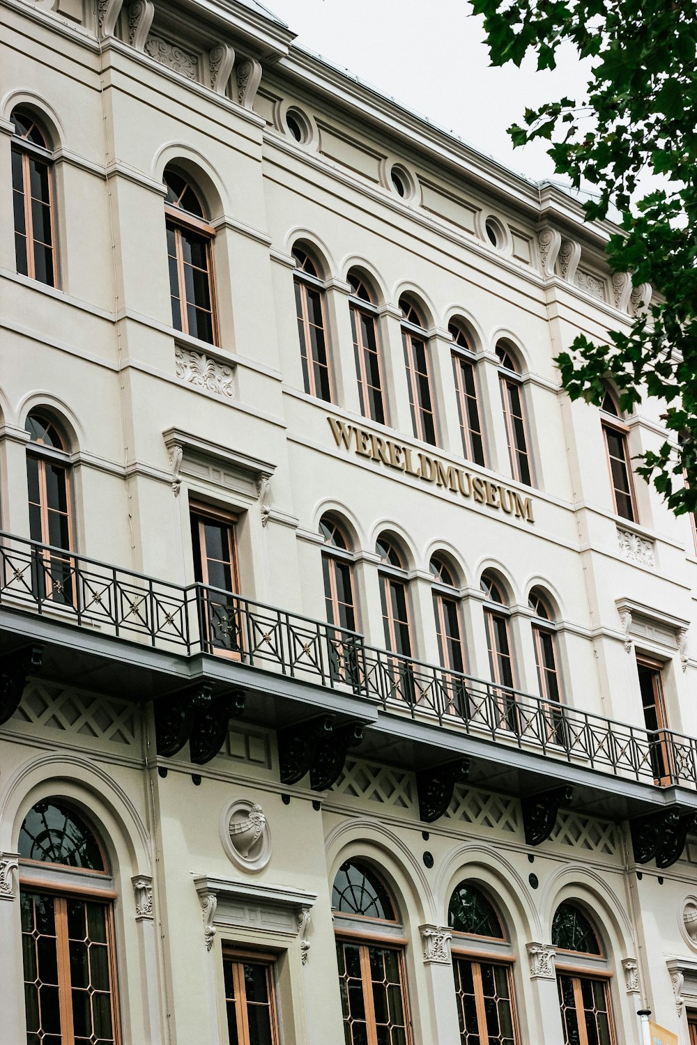 Edificio de hormigón blanco durante el día