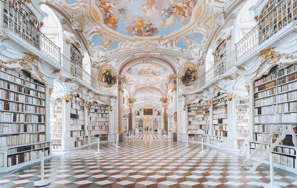 Leiter auf Regal in der Bibliothek