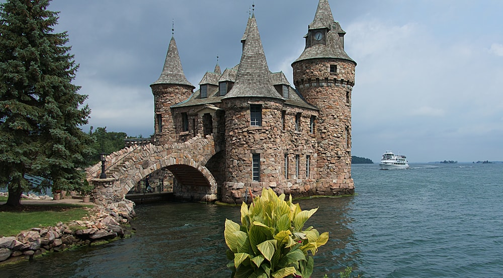 Château en pierre grise et brune au bord de la mer