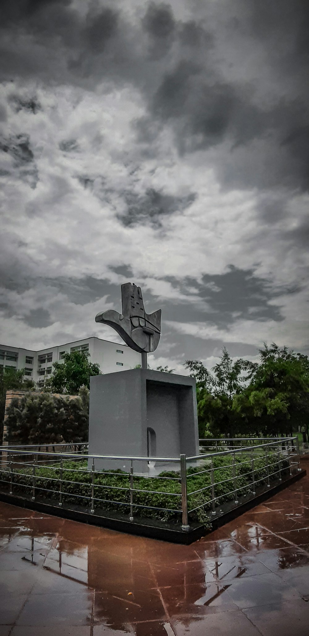 decoración exterior de hormigón gris bajo cielo nublado