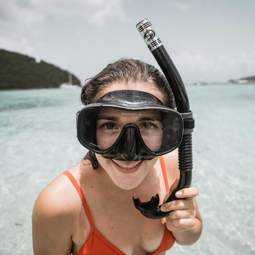 Mujer con gafas de buceo negras y snorkel