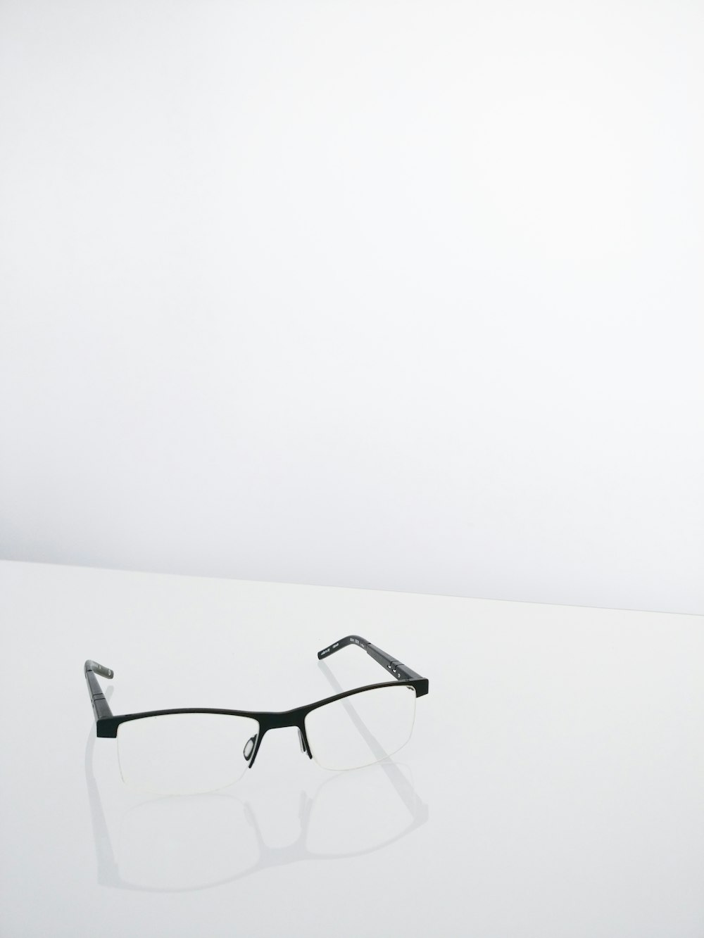 schwarze Brille mit halbem Rahmen