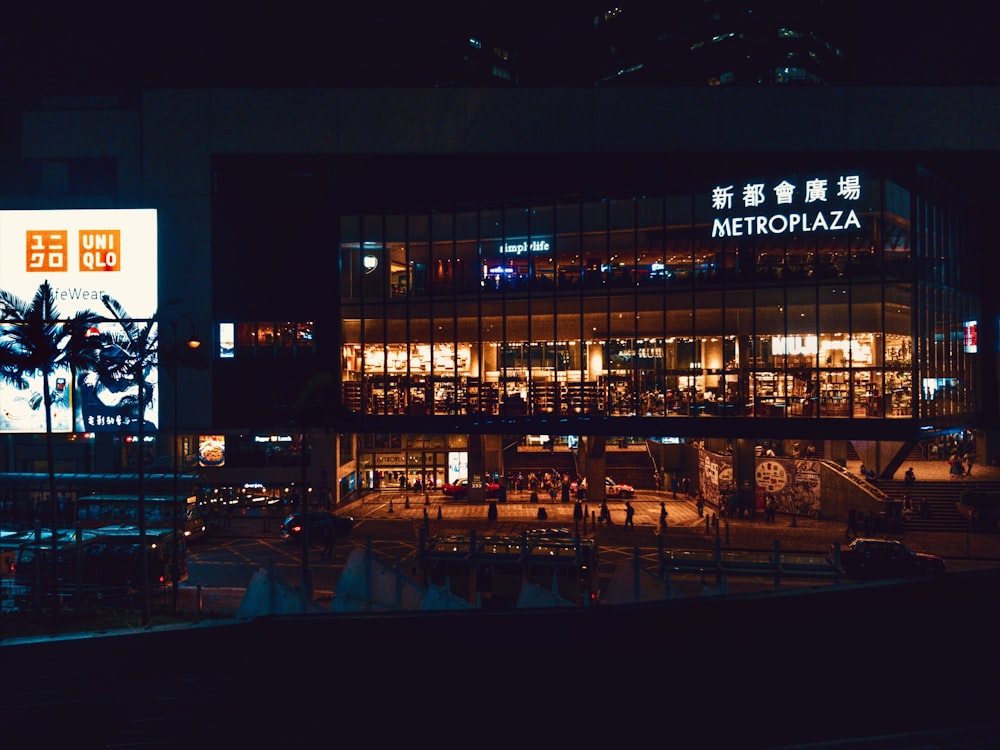 beleuchtetes Metroplaza-Gebäude bei Nacht