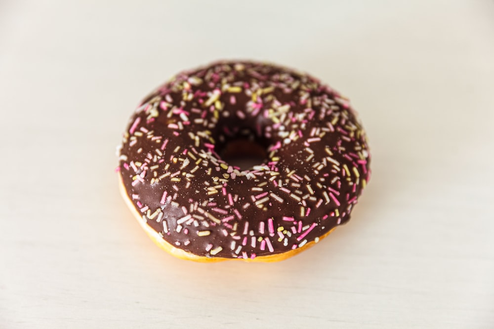 Donut mit Schokoladenüberzug