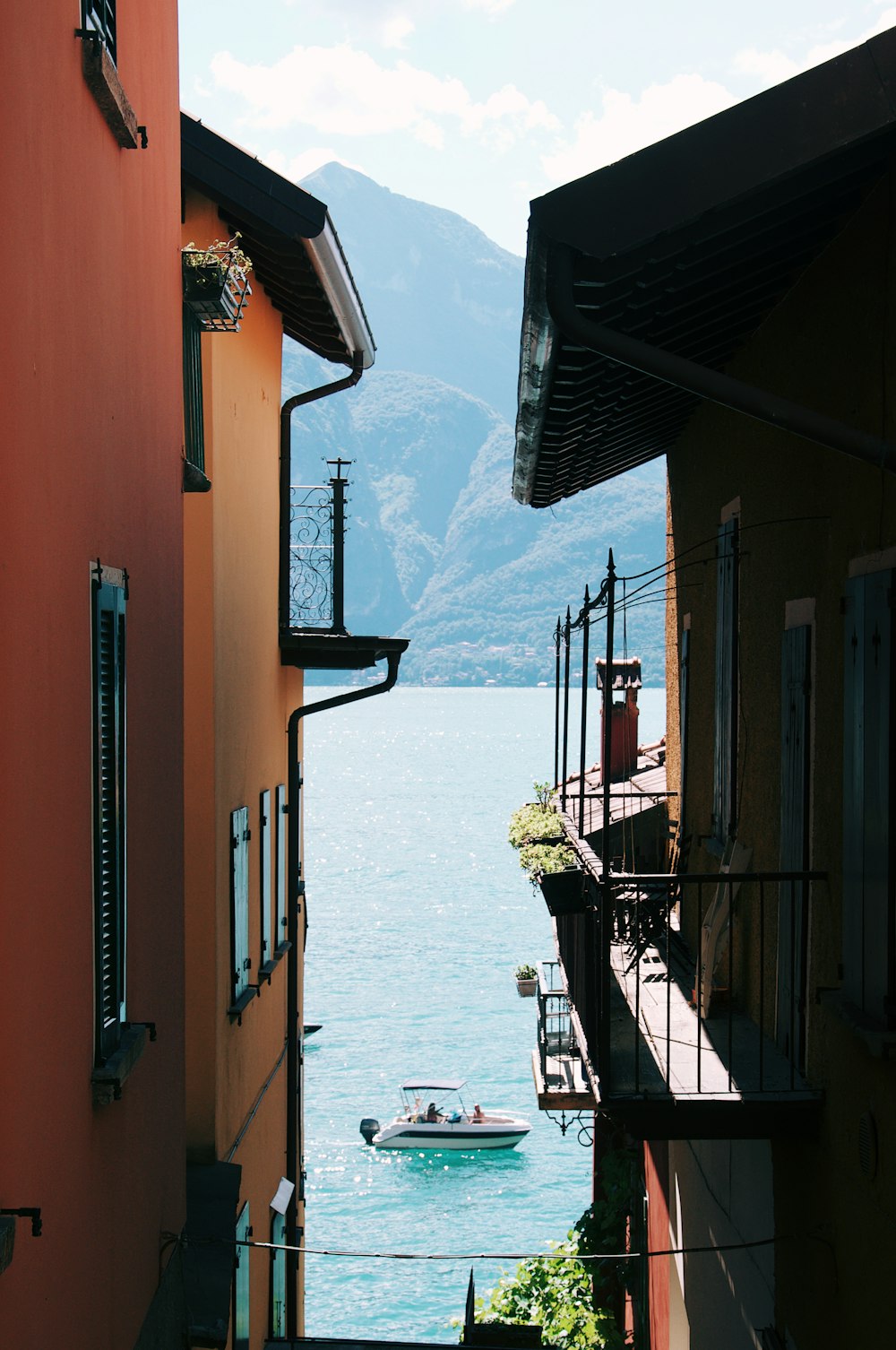 a boat is in the water between two buildings