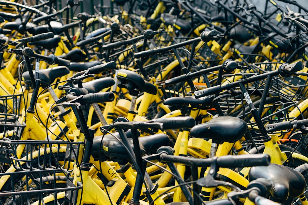 Estacionamiento de bicicletas amarillo y negro