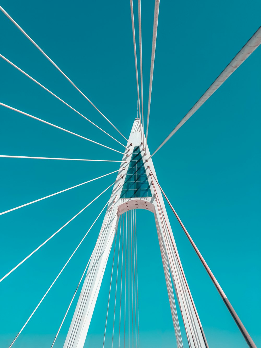 Fotografía de primer plano del puente blanco durante el día