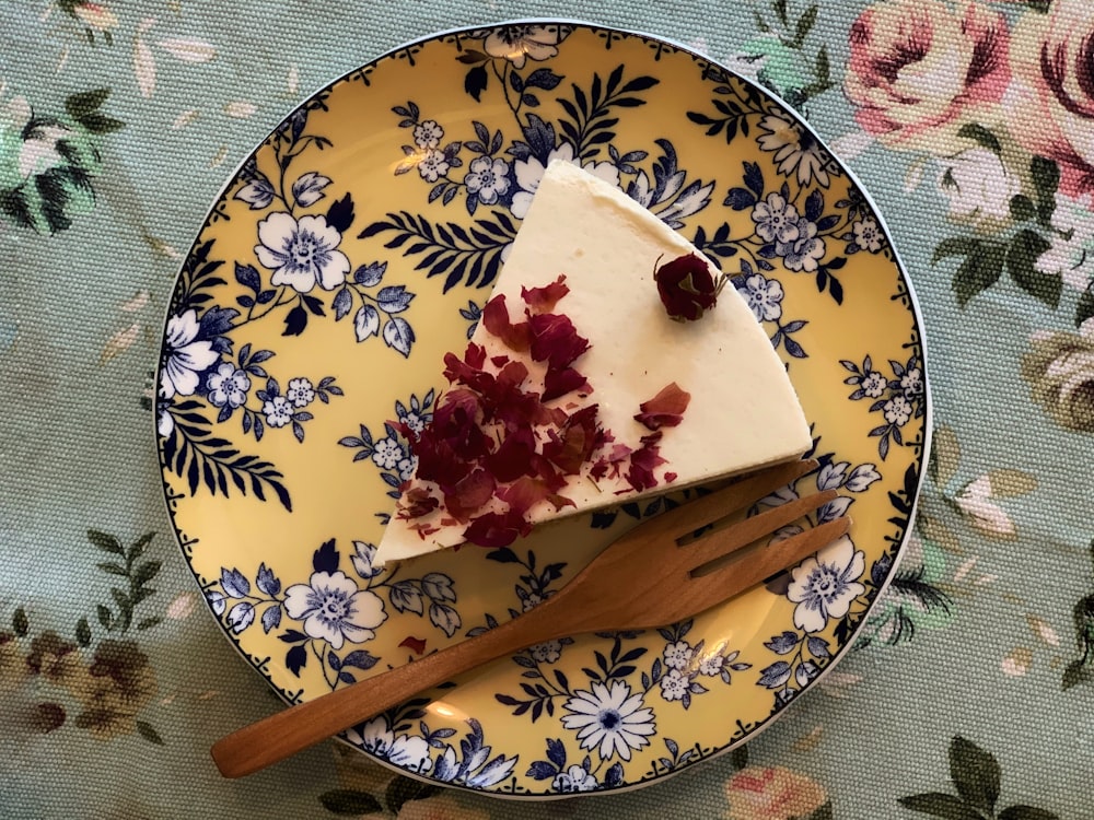 geschnittener Kuchen auf rundem gelb-blauem Blumenteller