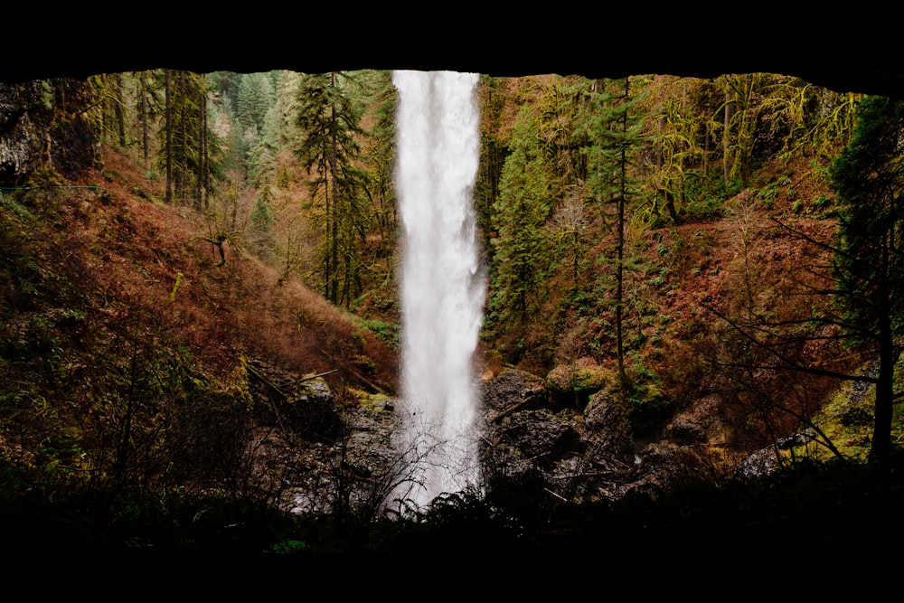 photo en accéléré de chutes d’eau