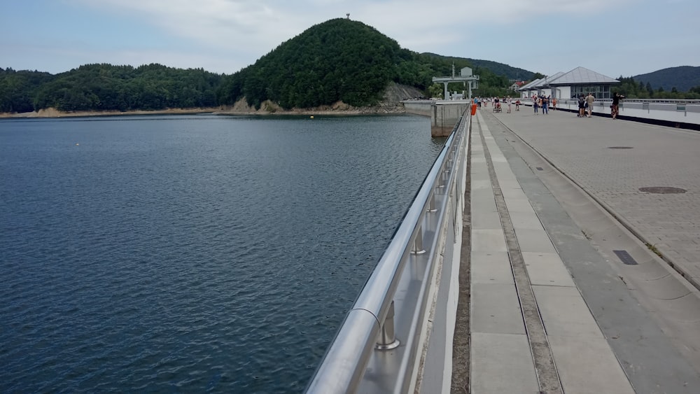 pessoas na ponte