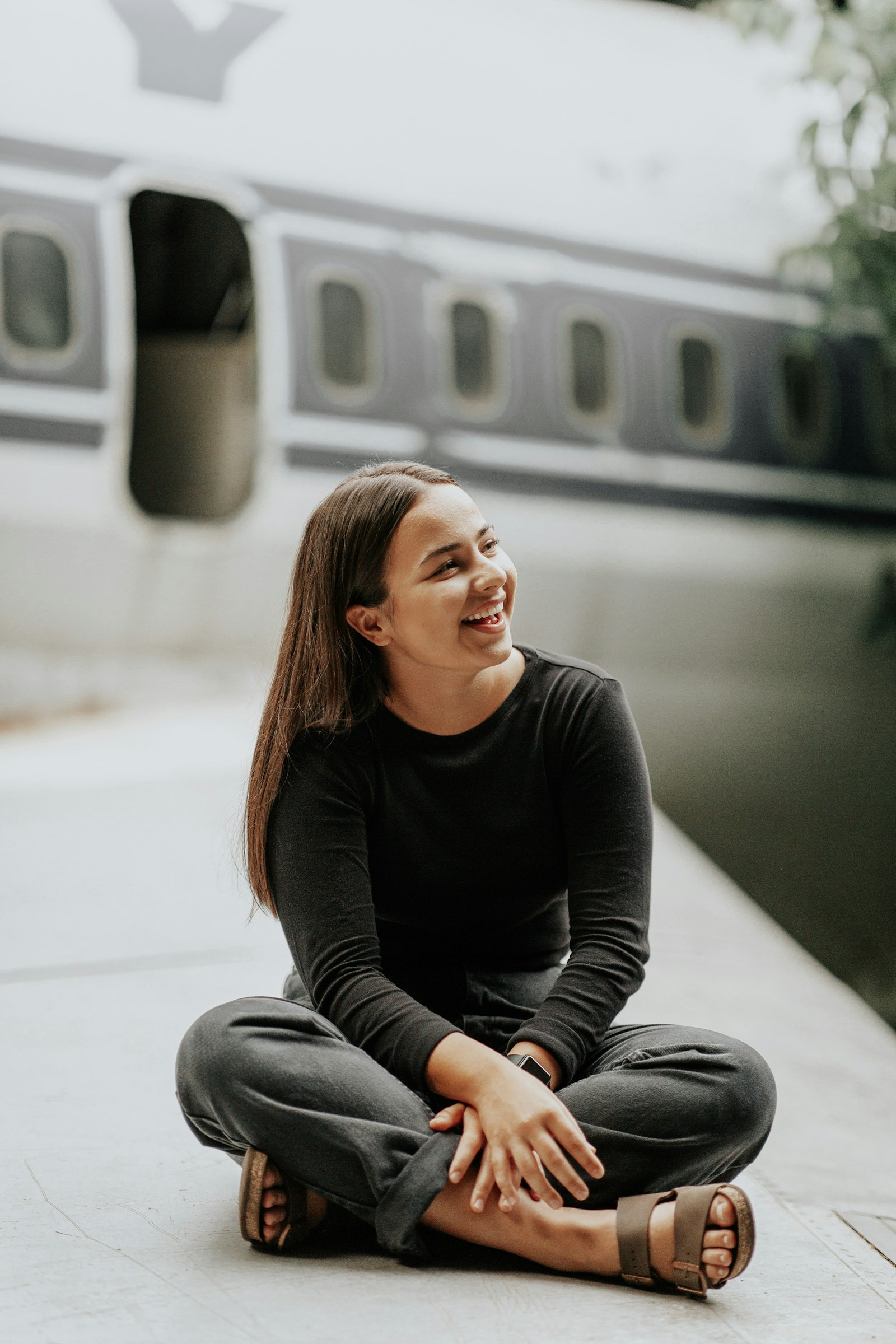 Canon EF 85mm F1.4L IS USM sample photo. Woman sitting on ground photography