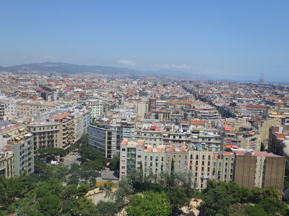 Fotografia aerea degli edifici della città sotto il cielo blu