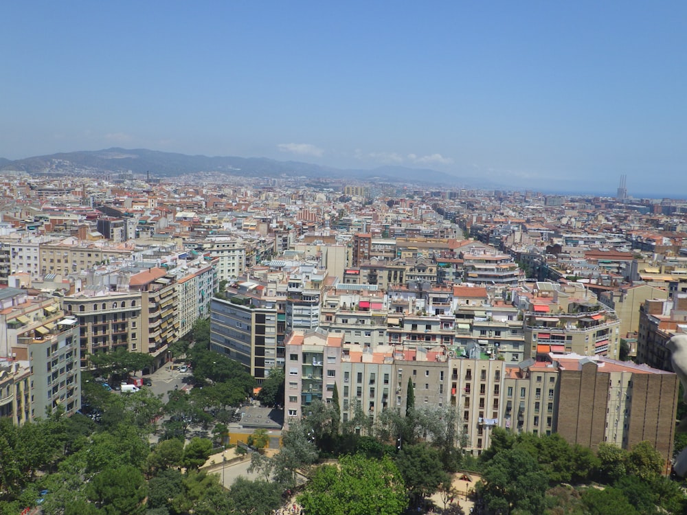 fotografia aérea de edifícios da cidade sob o céu azul