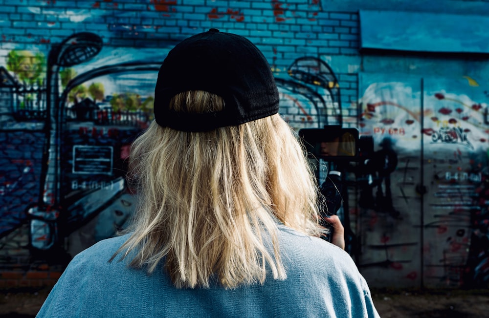 Persona con gorra negra fotografía de primer plano