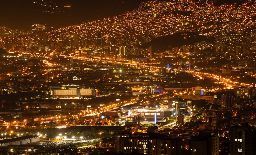 Edificios iluminados durante la noche