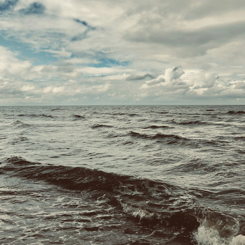 sea waves during daytime