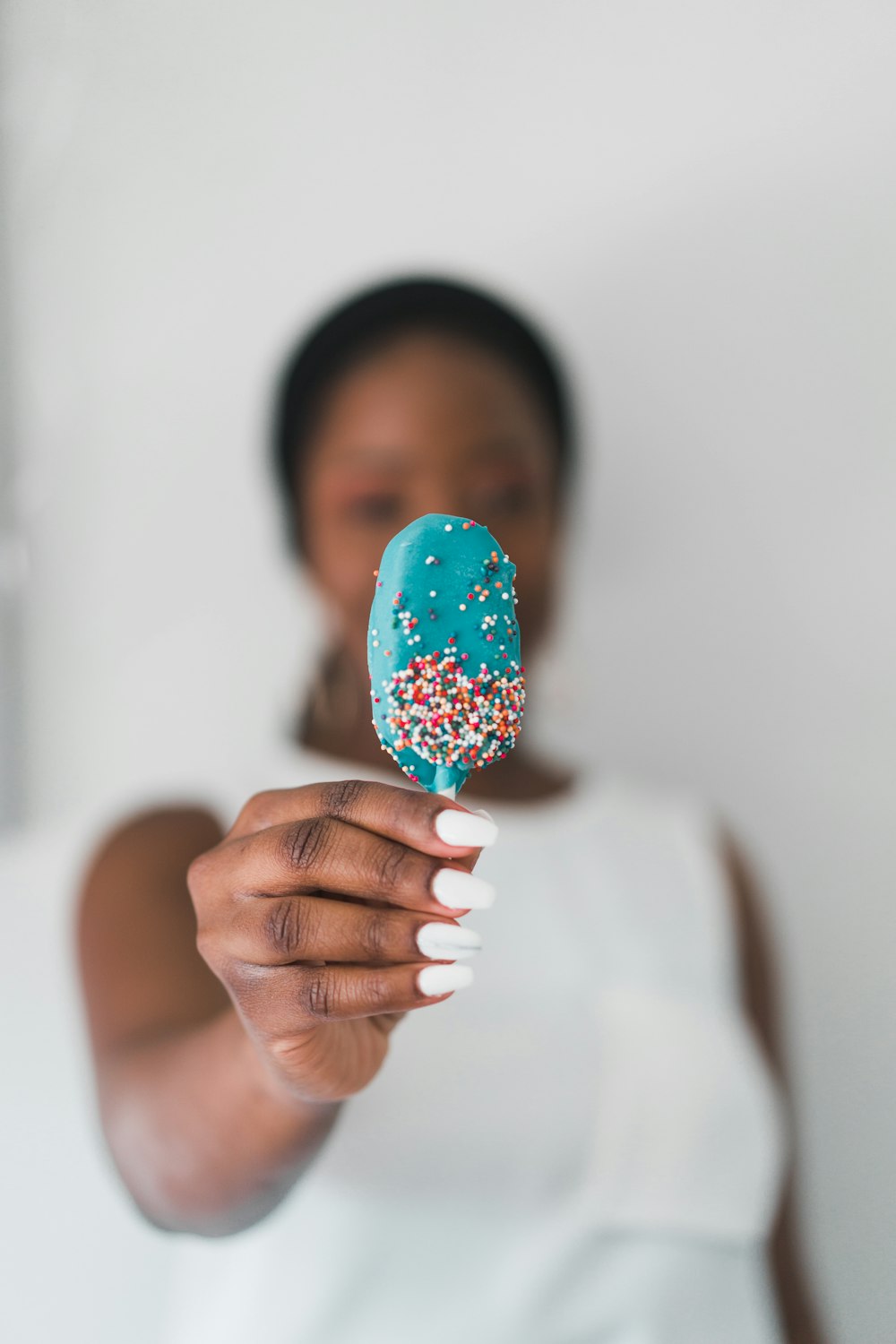 mujer sosteniendo paleta helada