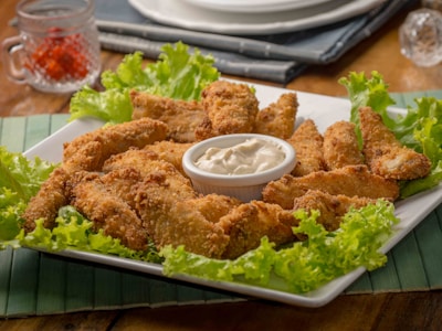 NUGGETS DE POLLO + PAPA A LA FRANCESA + JUGO DE CAJITA + DETALLE