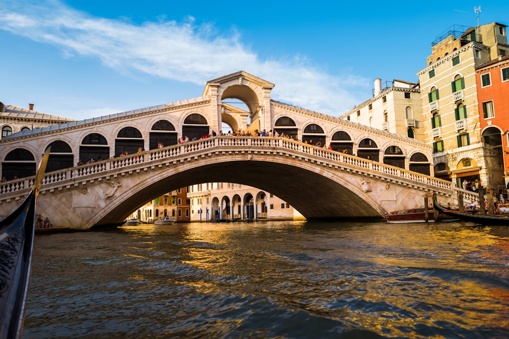 edifici in cemento marrone vicino allo specchio d'acqua