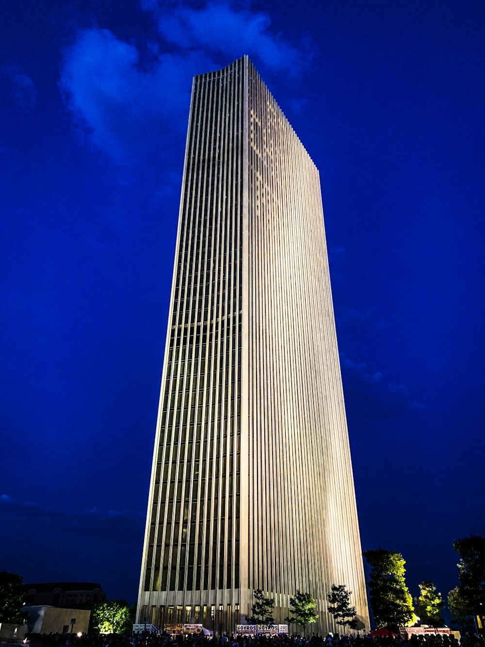 Edificio de gran altura gris