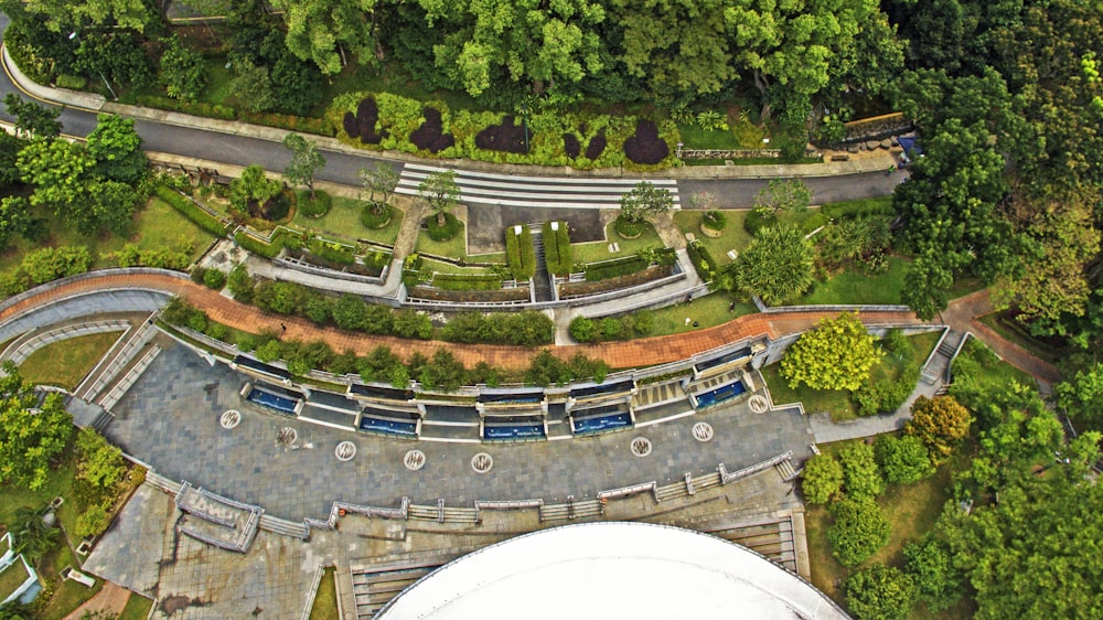 fotografia de alto ângulo do edifício branco