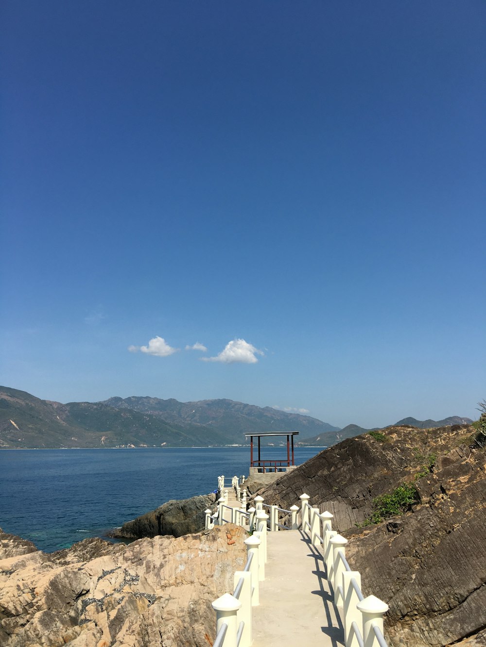 pathway on hill during daytime