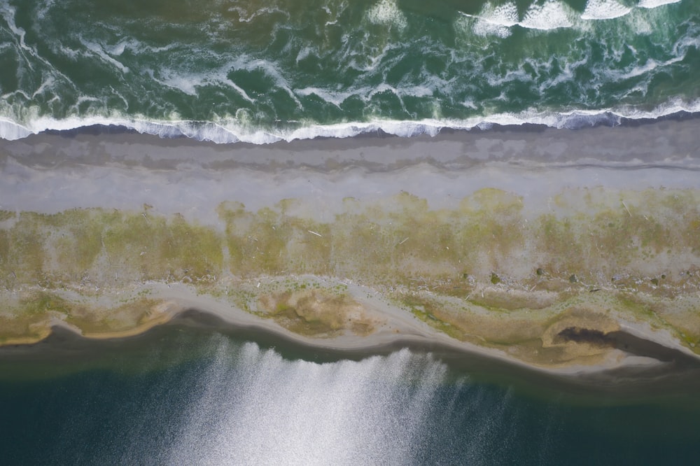 Foto aérea de la orilla del mar