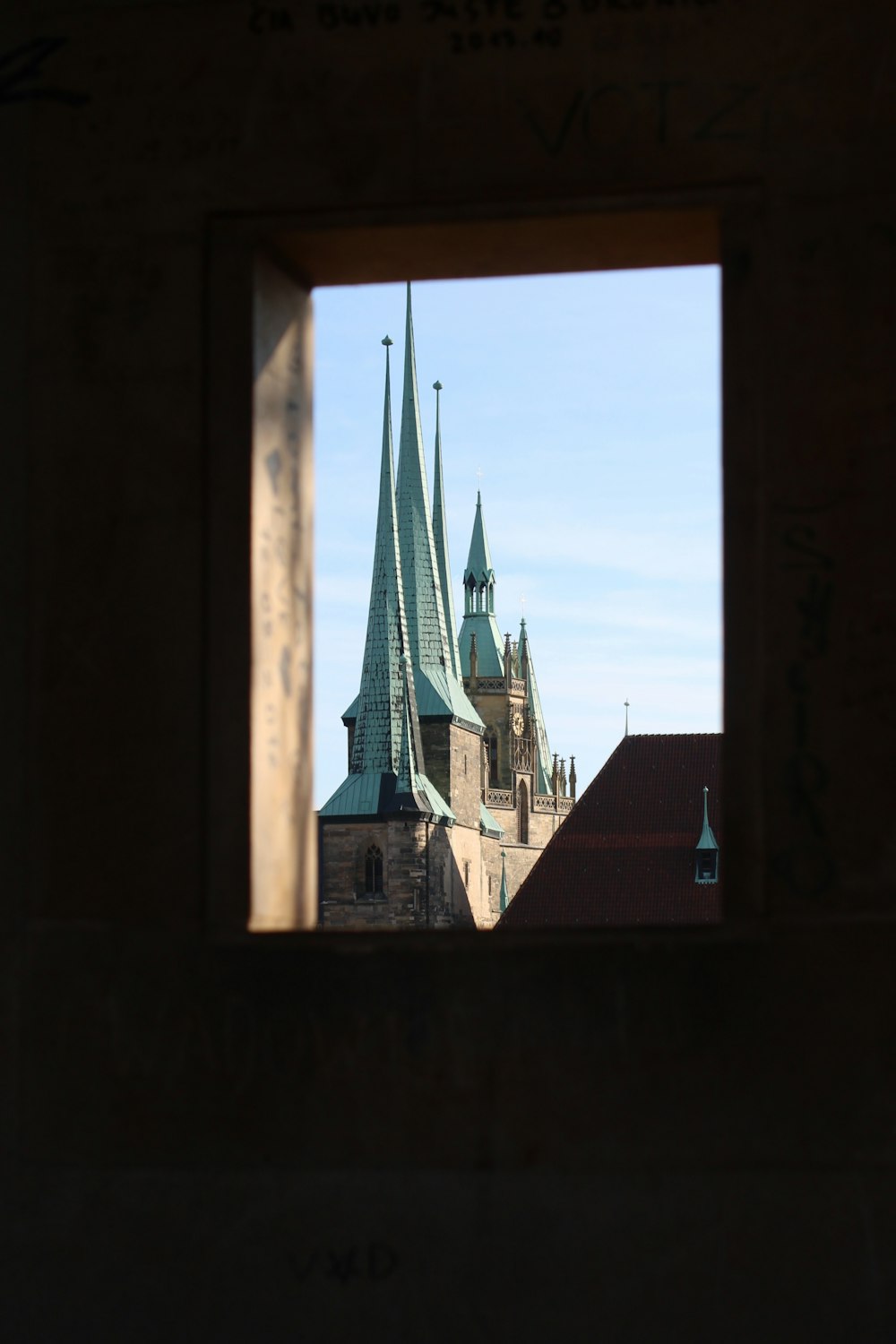 Vue d’un bâtiment en béton sur une fenêtre