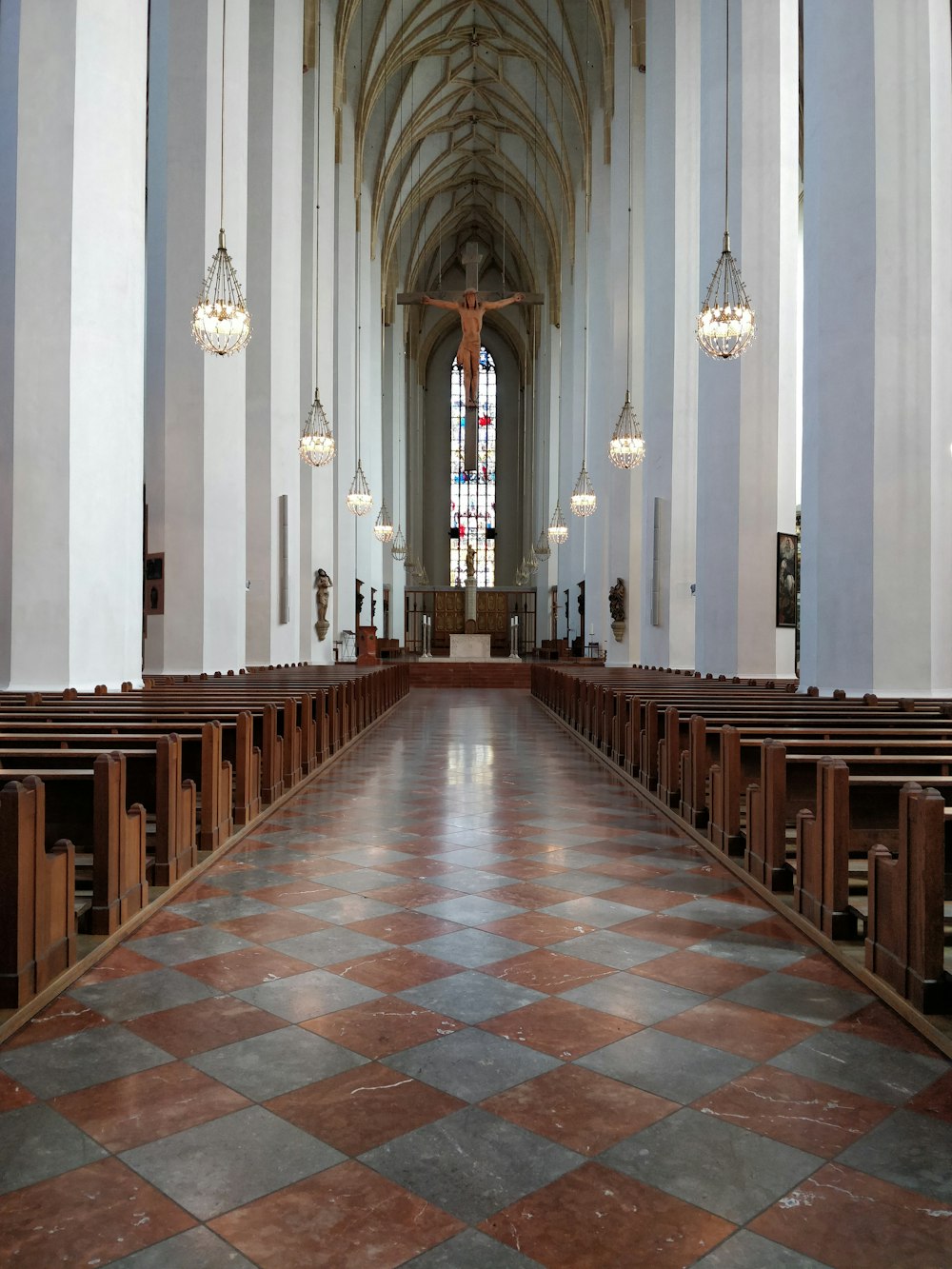 interno bianco della cattedrale